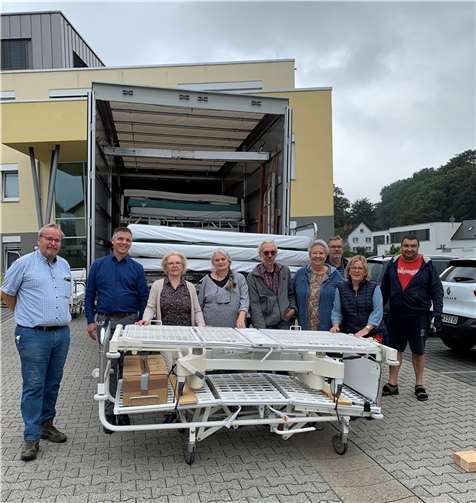 Jörg Geenen (2.v.l.), stv. KHDS-Geschäftsführer und die ehrenamtlichen Helfer der Hilfsorganisation Kinderhilfe Tschernobyl beim Verladen der gespendeten Betten. Foto: privat