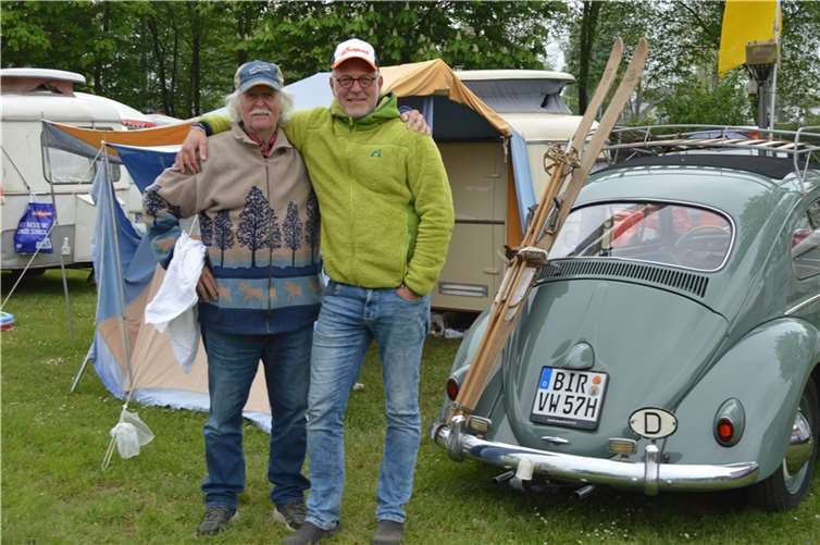 Jörg Gösser mit dem Senior unter den Alt-Eriba-Freunden.  Foto: AB
