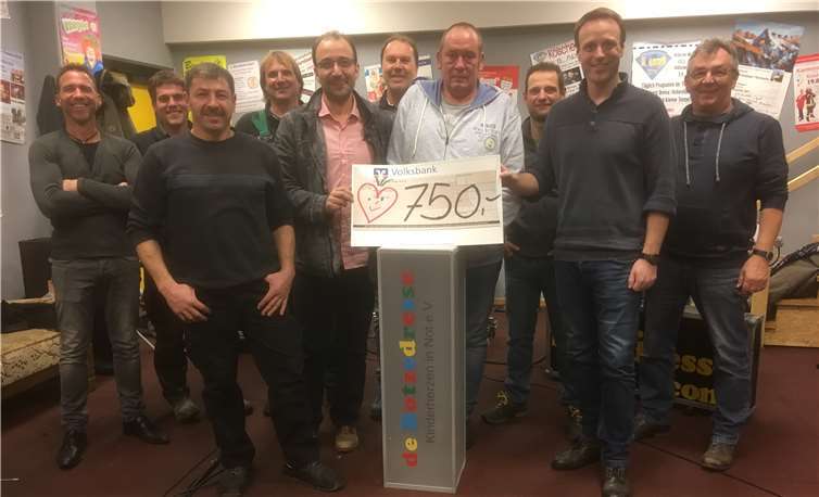 Jörg Groß und seine Mitstreiter freuten sich ebenfalls über die Spende aus dem Erlös des Adventskaffees in Hausen-Morswiesen.