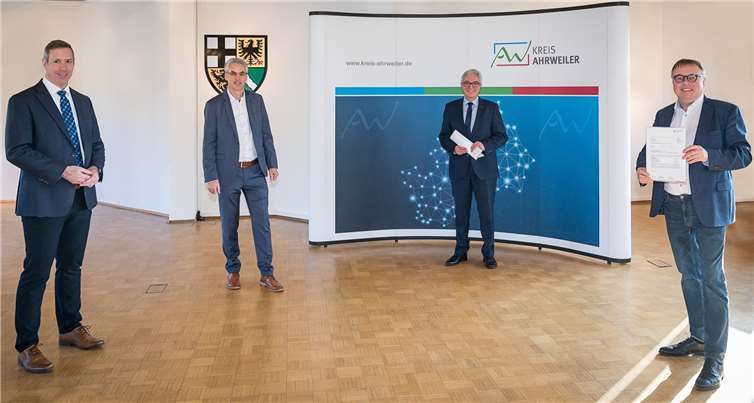 Jörg Hamacher, Werkleiter Eigenbetrieb Schulen Gebäudemanagement, Erich Seul, Fachbereichsleiter, Innenminister Roger Lewentz und Landrat Dr. Jürgen Pföhler bei der Übergabe des Förderbescheids. Foto: Kreisverwaltung Ahrweiler / Bernhard Risse