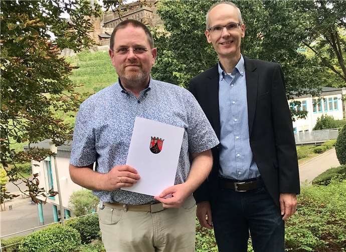 Jörg Henneberger (links) freut sich über die Dankurkunde der Landesregierung. Foto:privat