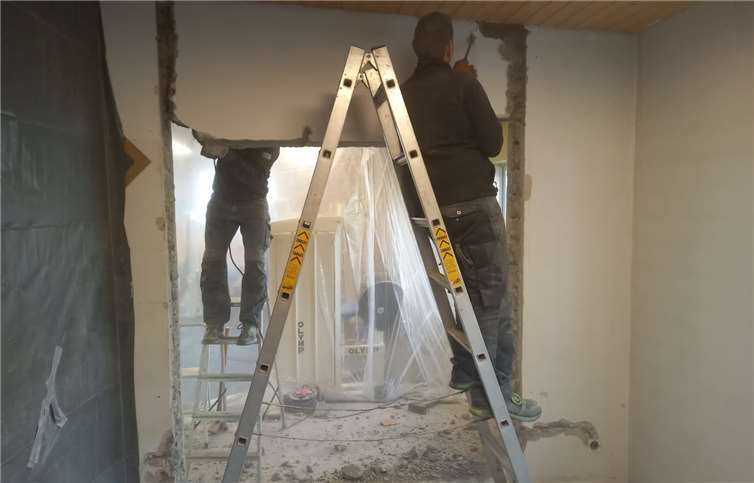 Vereinsaktive geben dem „Studio“ in der Peter-Häring-Sporthalle den letzten Schliff Jörg Heyer und sein Team vom SV Urmitz sind mit Fleiß bei der Arbeit, um den vereinseigenen Fitness-Raum zu renovieren. Foto: Jürgen Grab