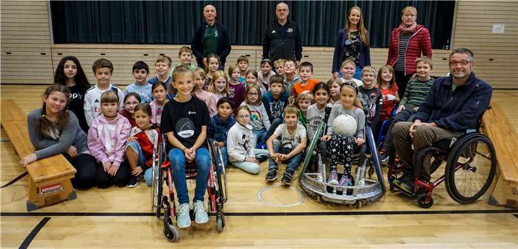 Jörg Holzem ließ Kinder der Grundschule Löf an seinem Schicksal teilhaben. Foto EP