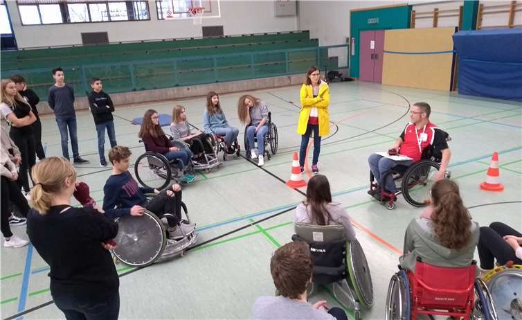 Jörg Holzem zeigte den Schülerinnen und Schülern, wie sich Rollstuhlfahrer im Alltag und im Sport fortbewegen können. privat