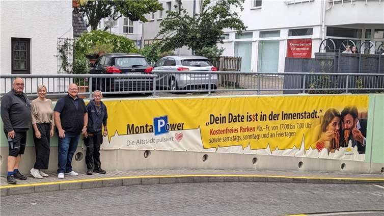 Jörg Klinger, Miriam Pehl, Oliver Krämer & Kurt Lenz vor der Einfahrt der Tiefgarage Altstadt (v.l.). Foto: Verbandsgemeindeverwaltung Montabaur