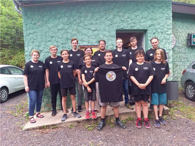 Jörg Körtgen von der Firma Körtgen Maschinenbau (Bild,hintere Reihe, Mitte) spendete den Sommerbiathleten und den Jungschützen des BSC Adenau neue, einheitliche T- Shirts. Foto: privat