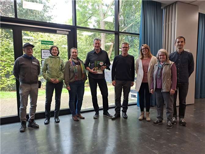 Jörg Kress, Alexandra Kilb, Michalina Stößel, Jan Buchbender, Sebastian Mählmann (Moderation), Clarissa Lopez, Helene Gehrmann und Patrick Kleiner. Foto: Bürgerzentrum Lützel