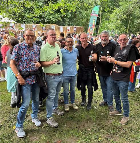 Jörg Lempertz (3. von rechts), Bürgermeister VG Mendig, und Achim Grün (2. von rechts), Stadtbürgermeister Mendig, feierten mit Freunden die Premiere der „BeerVibes“.  Foto: Stefan Pauly/VG-Verwaltung Mendig