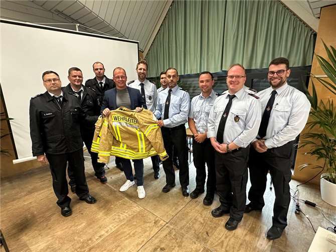 Feuerwehrkräfte erhalten innovative Einsatzkleidung Jörg Lempertz (4. v. l.), Bürgermeister VG Mendig, übergab die neue Schutzkleidung an die Wehrleitung der Verbandsgemeinde und die Wehrführung der Stadt Mendig und der Ortsgemeinden Bell, Rieden Thür und Volkesfeld. Foto: Stefan Pauly/VG-Verwaltung Mendig
