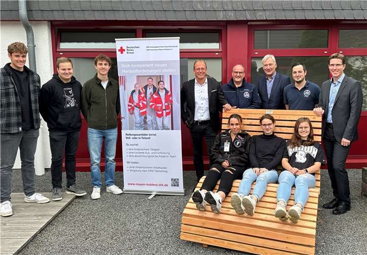 Jörg Lempertz (4. v. r.), Bürgermeister VG Mendig, und Sebastian Busch (rechts), Bürgermeister VG Pellenz, haben als Willkommensgeschenk eine „Sonnenliege“ an Frank Minwegen (3. v. r.) und Bernhard Schneider (2. v. r.) vom DRK Mayen-Koblenz übergeben.  Foto: VG-Verwaltung Mendig/ Stefan Pauly