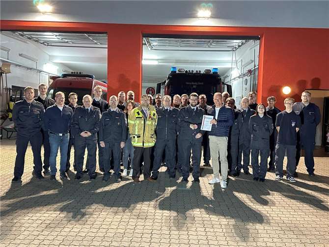 Jörg Lempertz, Bürgermeister VG Mendig, beauftragte Tobias Heuft zum stellvertretenden Wehrführer der Freiwilligen Feuerwehr Bell.  Foto: Stefan Pauly/VG-Verwaltung Mendig