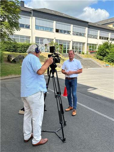 Jörg Lempertz, Bürgermeister VG Mendig, berichtete an der nach Pfarrer Bechtel benannten Grundschule über die Bedeutung des Pfarrers und des Kaplans Schlicker.  Foto: VG-Verwaltung Mendig/Pauly