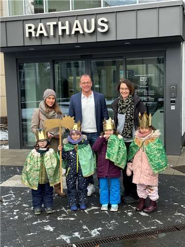 Jörg Lempertz, Bürgermeister VG Mendig, empfing die Sternsinger im Rathaus der Verbandsgemeinde.  Foto: Stefan Pauly/VG-Verwaltung Mendig