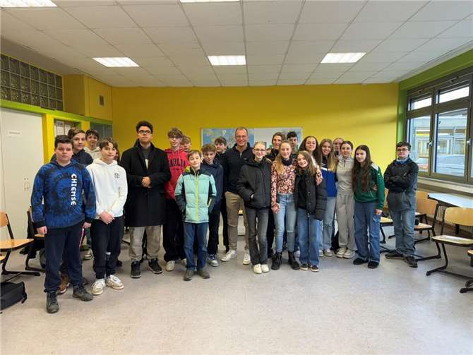 Jörg Lempertz, Bürgermeister VG Mendig, stellte sich Fragen der Schülerinnen und Schüler der Realschule plus und Fachoberschule Mendig.  Foto: Realschule plus und Fachoberschule Mendig/ Christine Götz-Suffel