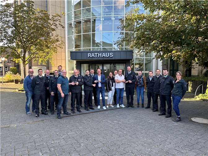 Jörg Lempertz, Bürgermeister VG Mendig, übergab die neuen Digitalen Meldeempfänger zusammen mit den Beigeordneten, Joachim Plitzko und Ralf Kraut, sowie Vertretern und Vertreterinnen der Verbandsgemeinderatsfraktionen an die Wehrleitung der Verbandsgemeinde und die Wehrführungen der örtlichen Feuerwehren.  Foto: Stefan Pauly/VG-Verwaltung Mendig