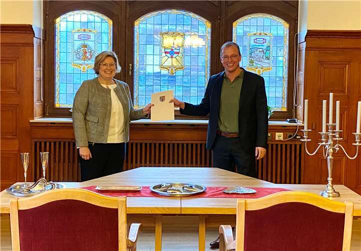Jörg Lempertz Bürgermeister der Verbandsgemeinde Mendig, bei der Ernennung der neuen Standesbeamtin Andrea Paulmann. Foto: privat