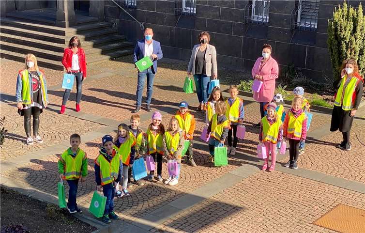 Jörg Lempertz, Bürgermeister der Verbandsgemeinde Mendig, bei der Übergabe an die Kinder der Kindertagesstätte Zauberwald.Foto: Verbandsgemeinde Mendig/Kutz