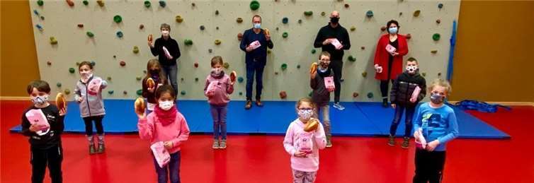 Jörg Lempertz - Bürgermeister der Verbandsgemeinde bei der Verteilung der Martinswecken in Mendig.Quelle: Verbandsgemeinde Mendig