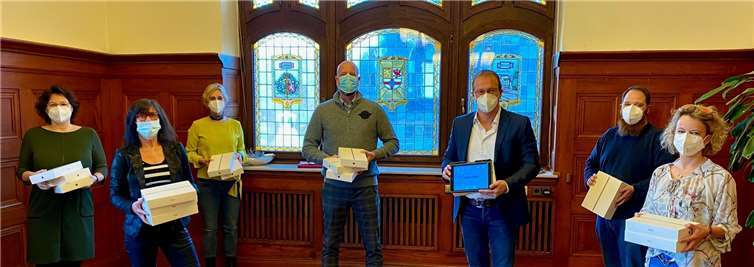 Jörg Lempertz, Bürgermeister der Verbandsgemeinde bei der Übergabe der mobilen Geräte an die Grundschulen in Mendig, Rieden und Thür. Foto: VG Mendig