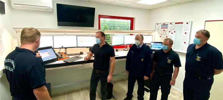 Jörg Lempertz, Bürgermeister der Verbandsgemeinde, zusammen mit dem Planungs- und Funkeinsatzzentrale-Team der Feuerwehr bei der Inbetriebnahme der neuen digitalen Einsatzzentrale in Mendig.Foto: VG Mendig