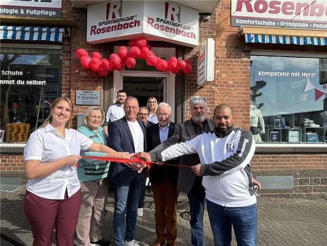 Jörg Lempertz (Verbandsgemeindebürgermeister) und Achim Grün (Stadtbürgermeister) schneiden symbolisch das rote Band durch.  Fotos: privat