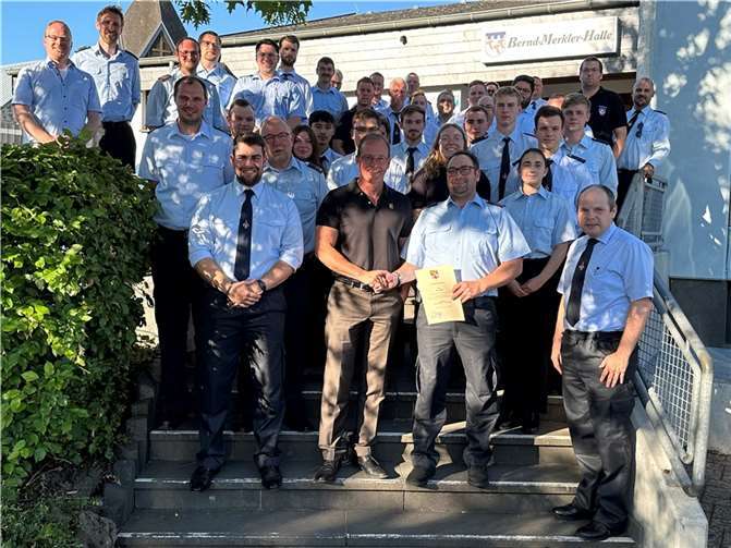 Jörg Lempertz gratuliert Rolf Daub, der mit sehr großer Mehrheit zum Wehrführer der Freiwilligen Feuerwehr Bell gewählt wurde.  Foto: VG-Verwaltung Mendig/Stefan Pauly