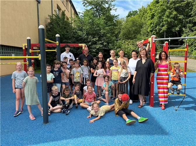 Jörg Lempertz (hintere Reihe, 2. v. l.), Bürgermeister VG Mendig, und Ute Dernbach (2. von rechts), Teilbereichsleiterin Familien, Schulen und Soziales der VG-Verwaltung Mendig, statteten zusammen mit Iris Emmerich (3. von rechts), Geschäftsführerin Katholische Familienbildungsstätte Mayen, und Andrea Roggenfelder (4. von rechts), Pädagogische Mitarbeiterin Katholische Familienbildungsstätte Mayen, dem Ferienprogramm der VG Mendig einen Besuch ab.  Foto: Stefan Pauly/VG-Verwaltung Mendig