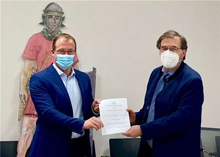 Jörg Lempertz (li.) wurde zum neuen Verbandsvorsteher und Nachfolger von Klaus Bell (re.) ernannt.  Foto: VG Mendig, A. Kutz