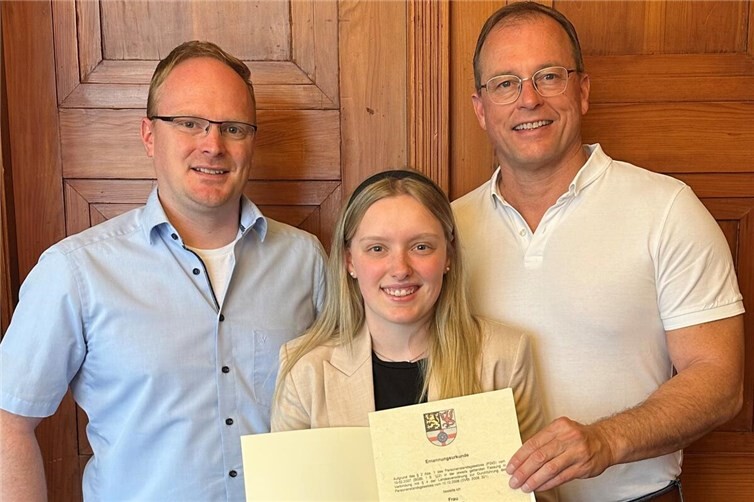 Jörg Lempertz (rechts), Bürgermeister VG Mendig, ernannte Imke Born zur Standesbeamtin für den Standesamtsbezirk Mendig. Er und Christopher Wittig, Fachbereichsleiter Familie, Schulen, Ordnung und Soziales, gratulierten Imke Born zur Ernennung. 