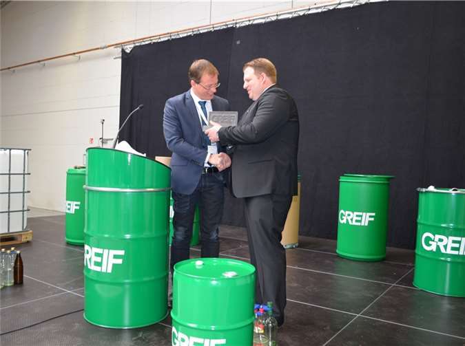 Jörg Lempertz überreicht Geschäftsführer Marco Krätz nach seiner Begrüßungsrede den Greif-Firmenschriftzug, gehauen aus dem Ur-Mendiger-Rohstoff Basalt. privat