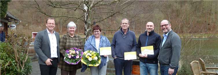 Jörg Lempertz und Andreas Doll überreichten die Klassifizierungsurkunden an die Ferienhausbesitzer.