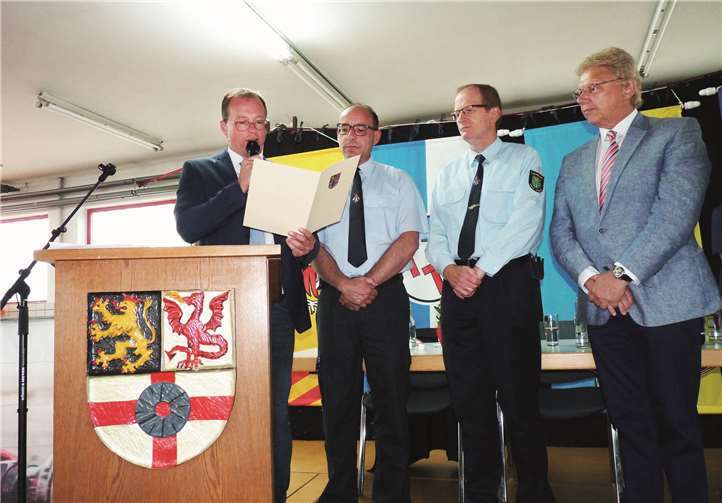 Jörg Lempertz verlas den Text der Urkunde, die er ebenso wie den Kleinen Wappenteller an Jörg Krempuls übergab.