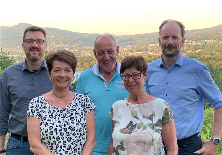 Sabine Glaser übernimmt den Vorsitz von Dr. Markus Behnke Jörg Loosen (v. l.), Sabine Glaser, Winfried Glaser und Angela Linden-Berresheim mit dem scheidenden Fraktionsvorsitzenden Dr. Markus Behnke. Foto: privat