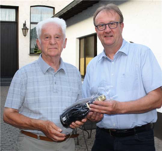 Jörg Meyer, Vorsitzender des Stadtverbandes der UWG Rheinbach (r.) beglückwünschte Hubert Martini aus Flerzheim zu seinem 80. Geburtstag. privat