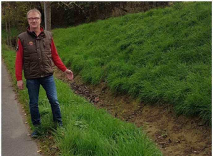 Jörg Meyer freute sich, dass dank des Einsatzes der Betriebshofmitarbeiter die Gräben rund um Schlebach jetzt wieder freigeschnitten sind.  privat