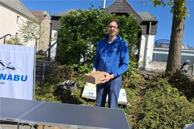 Jörg Mittler baut den NABU-Info-Stand auf.