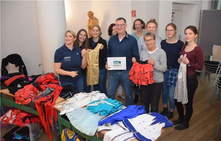 Jörg Nawrat mit den Organisatoren und Schülern des St. Josef Gymnasiums.Eich