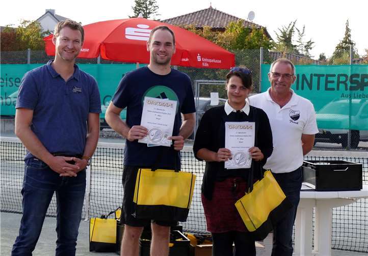 Jörg Niemeyer (l.) von der KSK Köln und Abteilungsleiter Frank Schneider (r.) mit dem Sieger im Herreneinzel und Mixed, Sebastian Karhoff, und der Siegerin im Dameneinzel und Mixed, Martina Freund.