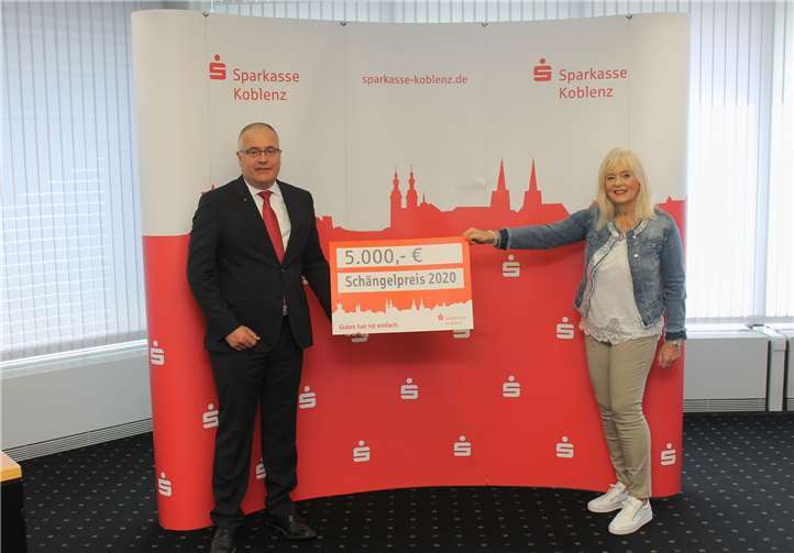 Preisgeld wurde auf zehn teilnehmende Schulen aufgeteilt Jörg Perscheid überreichte Dr. Margit Theis-Scholz den Scheck. Foto: privat