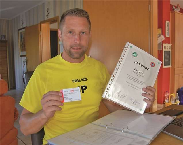 Jörg Petri mit seinem neuesten Zertifikat, unterschrieben unter anderem von DFB-Präsident Wolfgang Niersbach.
