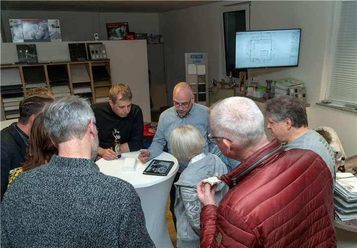 Jörg Quirbach zeigt die Steuerung der modernen Küche via Pad.