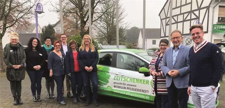 Jörg Röder, 5 v.l., Erwin Rüddel MdB, 2 v.r., Dr. Christian Euteneuer, ganz rechts und das Team des mobilen Pflegedienstes der GSD. Foto: GSD