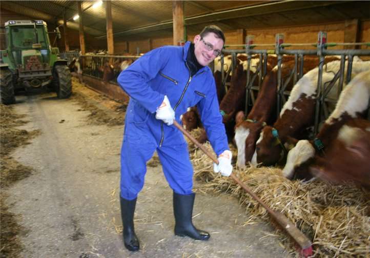Jörg Röder durfte er an der morgendlichen Routine, die sonst Landwirtschaftsmeister Wilfried Ehrenstein und Frau Ute allein bewältigen, tatkräftig teilhaben. privat