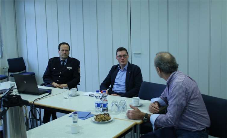 Jörg Röder (mitte) im Gespräch mit Peter Leinz, stellvertretender Leiter der Neuwieder Polizeidirektion (links) und Harald Illner, Leiter Sachgebiet Jugend (rechts). privat