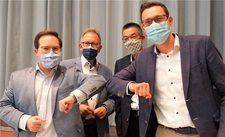 Jörg Röder (rechts) gratuliert Pascal Badziong Corona standesgemäß und sichert dem Wahlsieger seine volle Unterstützung zu.Fotos: FF