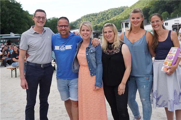Jörg Röder und Michael „Hansa“ Klein bedanken sich bei den Powerfrauen vom Arbeitskreis:Lana Horstmann, Doreen Moseler, Olga Bätza und Maren Dümmler.Fotos: FF