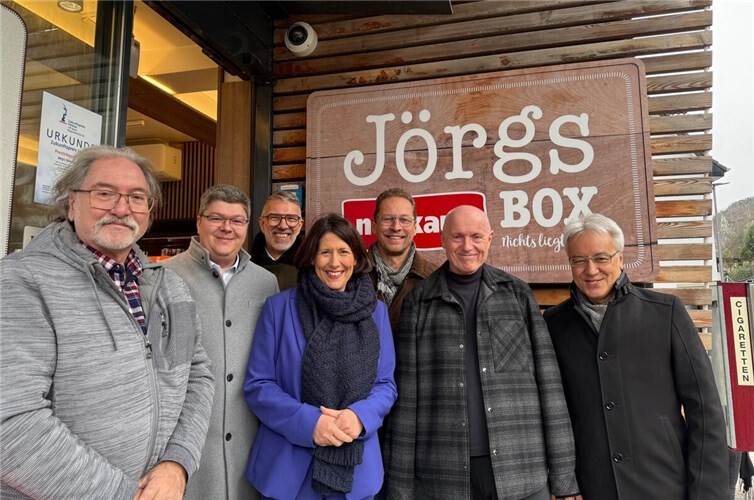 Jörg Schäfer (3.v.re.) informierte Wirtschaftsministerin Daniela Schmitt und die FDP-Vertreter (v.re.) Peter Tsao-Adolph, Ulrich van Bebber, Martin Göddertz und Karl-Heinz Kreuzberg über den Betrieb der nah-Kaufbox. Foto: Martin Göddertz