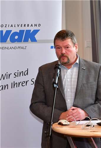 Jörg Schmidt am Rednerpult.