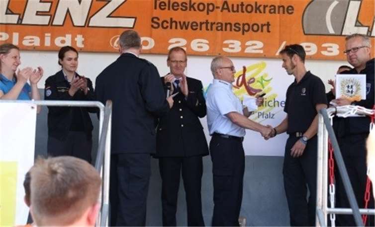 Jörg Schrömges und Torben Stöver erhielten fürihre vorbildliche Arbeit und Repräsentation derBrandschutzerziehung in der Freiwilligen Feuerwehrder VG Pellenz die Ehrennadel in Bronze des Landesfeuer-wehrverbandes Rheinland-Pfalz. Fotos: privat