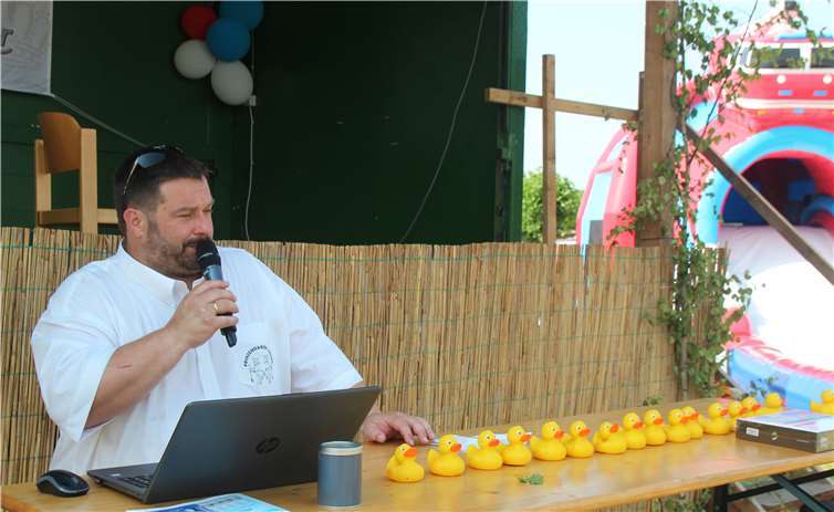 Jörg Seul gibt die Losnummern dieser schnellsten15 Enten bekannt. Leider waren die meisten Gewinnerbei der Siegerehrung nicht mehr anwesend.